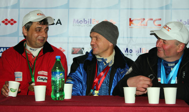 Главные действующие лица гонки Дмитрий Плясов, Евгений Сапогов и  Олег Балюк на итоговой пресс-конференции